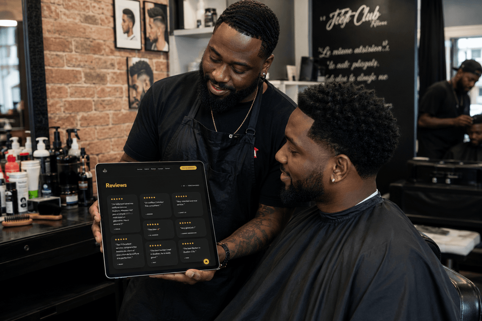 Main tenant un smartphone affichant l'application de réservation Mousse Cuts dans un salon de coiffure